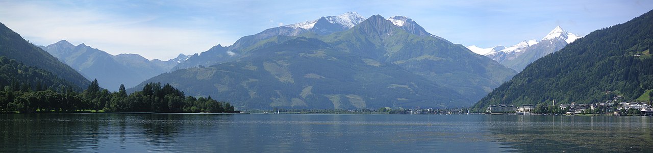 Panoramablick über den Zeller See auf die Berge rund um Zell am See
